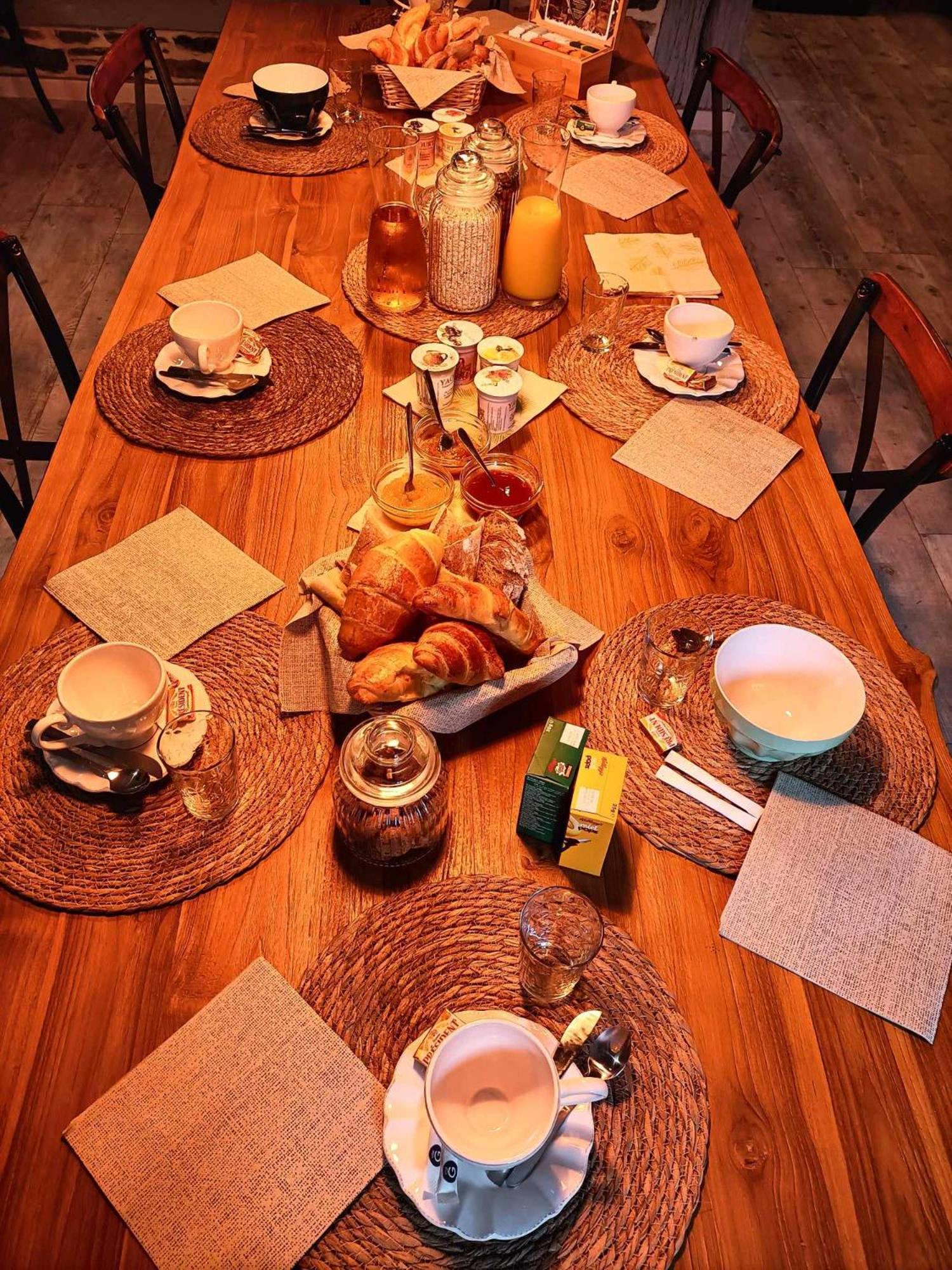 Le Moulin De Benneville Chambres D'Hotes, Petit Dejeuner Compris Cahagnes Exteriör bild